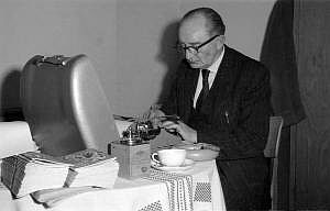 1958_goebel an schreibmaschine_n_02